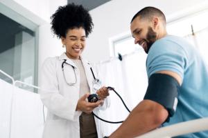 Summit Health doctor checking a patient’s blood pressure during a yearly check-up